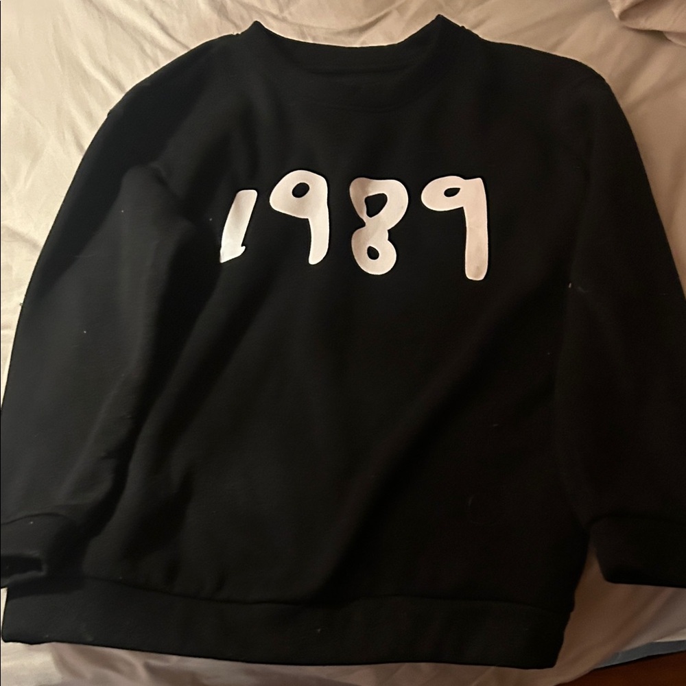 Amazon Black Crew Neck Sweater with '1989' Design